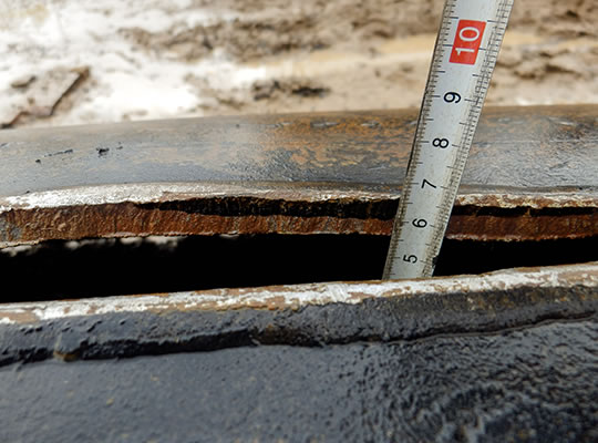 The pipeline bitumen coating penetrated on the fracture surface up to the depth of 7 mm